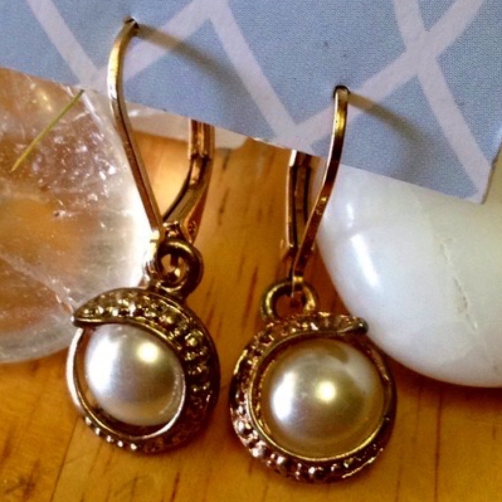 Vintage pearl hook earrings - Picture 1 of 2